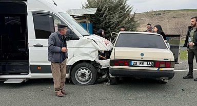 Minibüs ile Tofaş çarpıştı: 4 yaralı