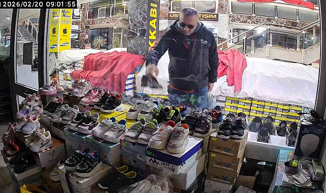 Önce beğendi ardından poşete koyup çaldı