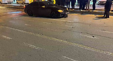 Otomobil, yayalara çarptı: 2 ağır yaralı