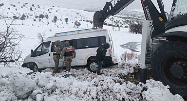 Şarampole sürüklenen minibüs, ekipler tarafından kurtarıldı