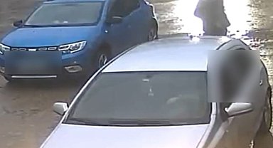 Aracın altında kalmaktan son anda kurtuldu