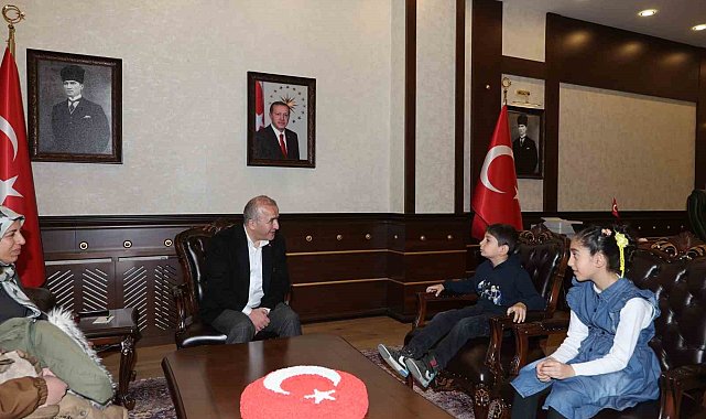 Bayrak nöbeti tutan minik öğrenciler Vali Hatipoğlu'nun konuğu oldu