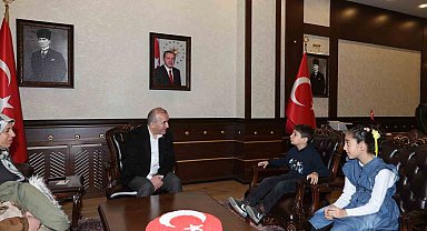 Bayrak nöbeti tutan minik öğrenciler Vali Hatipoğlu'nun konuğu oldu