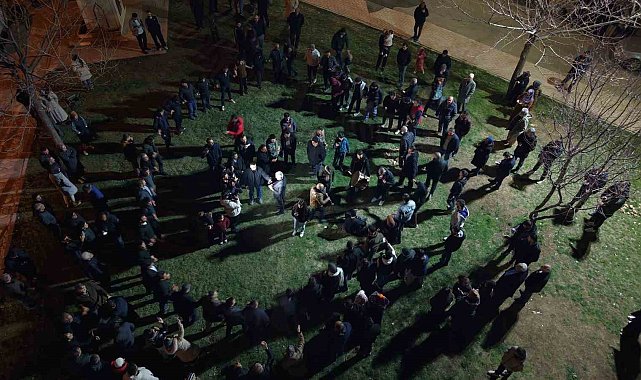 Davul ve klarnet eşliğinde geleneksel sahur halayı onlarca kişiyi buluşturdu