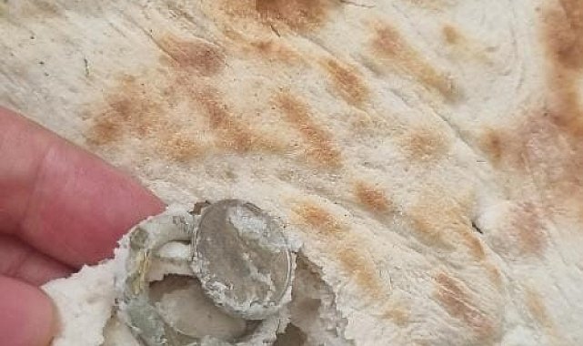 Ekmeğin içerisinden bozuk para halkası çıktı