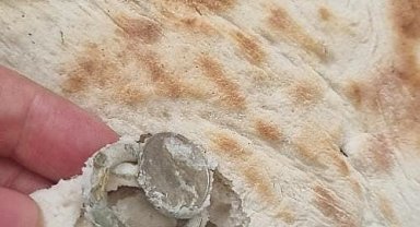 Ekmeğin içerisinden bozuk para halkası çıktı