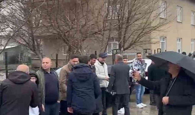 Elazığ'da asırlık bayramlaşma geleneğinde metrelerce kuyruk