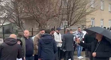 Elazığ'da asırlık bayramlaşma geleneğinde metrelerce kuyruk