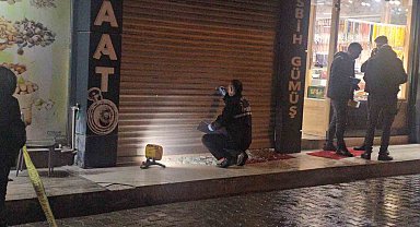 Elazığ'da iş yerine silahlı saldırı: Vitrine 9 kurşun isabet etti