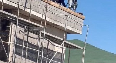 Elazığ'da işçilerin çatıda tehlikeli çalışması