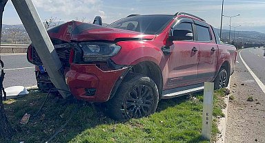 Elazığ'da kamyonet direğe çarptı: 1 yaralı