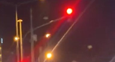 Elazığ'da kamyonetle makas atan ve kırmızı ışıkta geçen sürücü kamerada