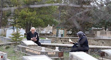 Elazığ'da mezarlıklarda ziyaretçi yoğunluğu