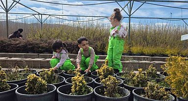 Elazığ'da minik öğrenciler fidanlıkta doğayla buluştu