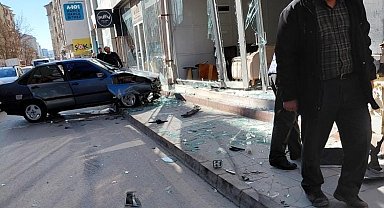 Elazığ'da otomobil, mobilya mağazasına girdi
