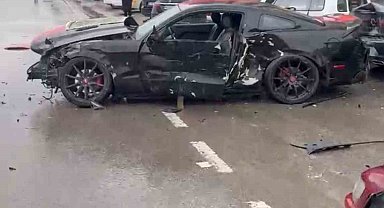 Elazığ'da otomobil park halindeki 4 araca çarptı