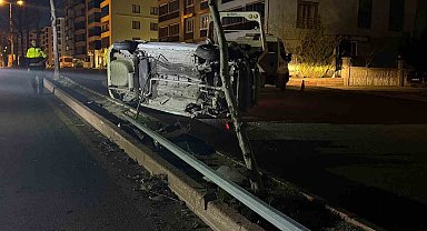 Elazığ'da otomobil yan yattı: 1 yaralı