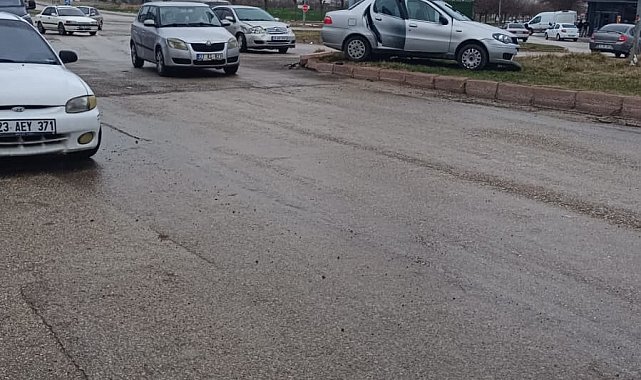 Elazığ'da otomobiller çarpıştı: 3 yaralı