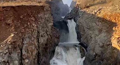 Elazığ'da yağışlar sonrası şelale coştu
