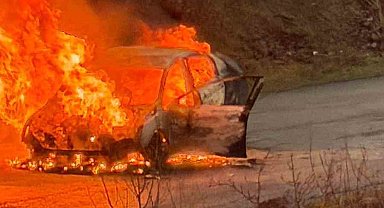 Elazığ'da yanan otomobil küle döndü