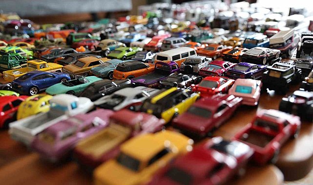 Elazığ'lı öğretmen 16 yılda bin 500 model araba topladı