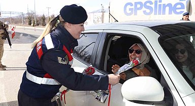 Jandarma kadınlara karanfil verdi