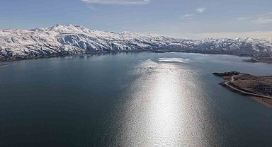 Kar, güneş ve maviliğin buluştuğu Hazar Gölü mest etti