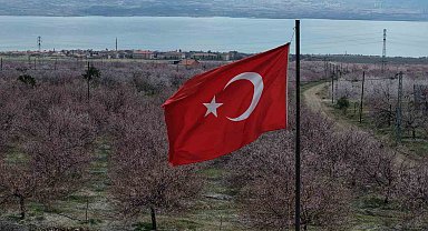 Kayısı bahçeleri beyaza büründü, ortaya eşsiz manzaralar çıktı