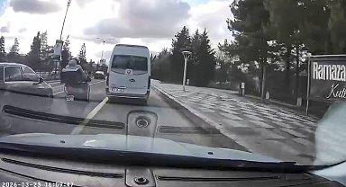 Motosiklet sürücüsünün tehlikeli anları kameraya yansıdı