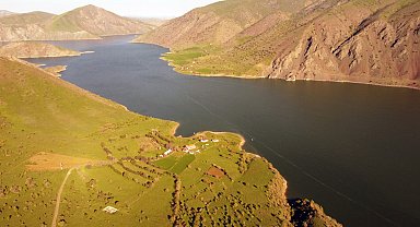 Baharın gelişiyle Keban Baraj Gölü'nde eşsiz manzara