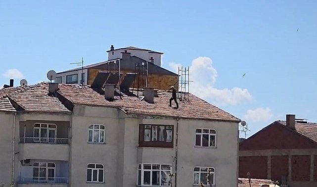 Çatıda tehlikeli çalışma, kameraya yansıdı