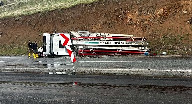 Elazığ'da beton pompası yan yattı: 1 yaralı