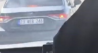 Elazığ'da maganda dehşeti: Otomobiliyle yolcu minibüsünü sıkıştırdı