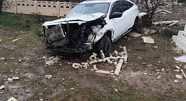 Elazığ'da otomobil mezarlığa girdi: 2 yaralı