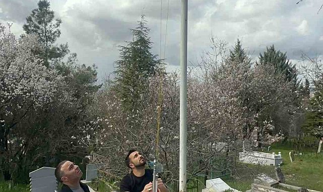Elazığ'da şehitlikteki bayraklar değiştirildi