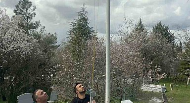 Elazığ'da şehitlikteki bayraklar değiştirildi