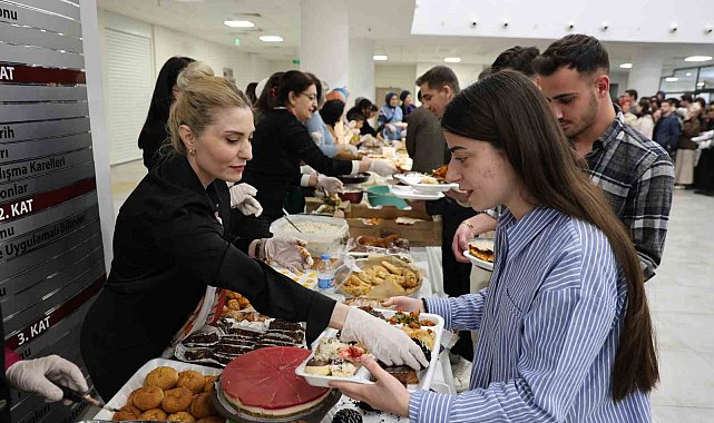 Fırat Üniversitesi'nde sınav öncesi öğrencilere 150 çeşit ev yemeği ikram edildi