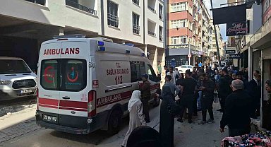 İş makinesinin çarptığı seyyar satıcı yaralandı