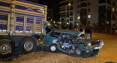 Kazaya karışan otomobil, park halindeki tıra çarptı: 1'ağır 4 yaralı