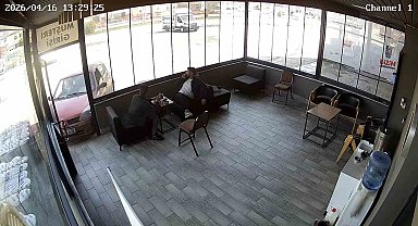 Kimse ne yaptığını anlamadı: Etrafında aracıya etrafında dönen sürücü iş yerine çarptı