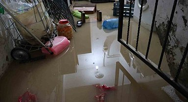 Sağanak ve dolu sonrası bodrum katını su bastı: Eşyalarının üzerine basarak içeri girdiler