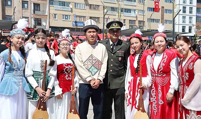 19 Mayıs festivalinde Kırgız ekibinin kıyafetleri ve müzikleri hayran bıraktı