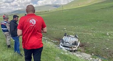 Elazığ'da otomobil şarampole devrildi: 3 yaralı