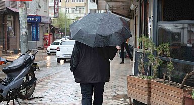 Elazığ'da sağanak etkisini göstermeye başladı