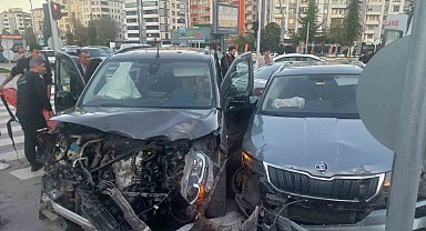 Elazığ'da zincirleme trafik kazası: 3 yaralı