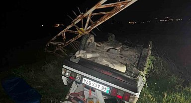 Elektrik direğine çarpan otomobil ters döndü