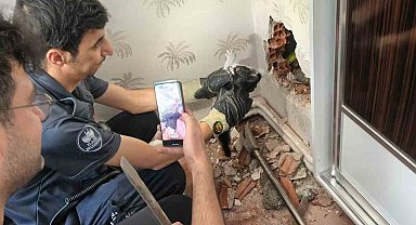 Baca boşluğunda mahsur kalan yavru kedi kurtarıldı