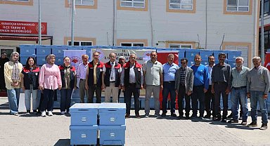 Elazığ'da 15 arı yetiştiricisine 150 adet kovan dağıtıldı