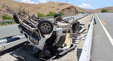 Elazığ'da kamyonet refüjdeki su kanalına devrildi: 2 yaralı