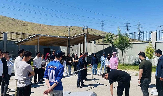 Elazığ'da öğrencilere çadır kurma ve yangın eğitimi